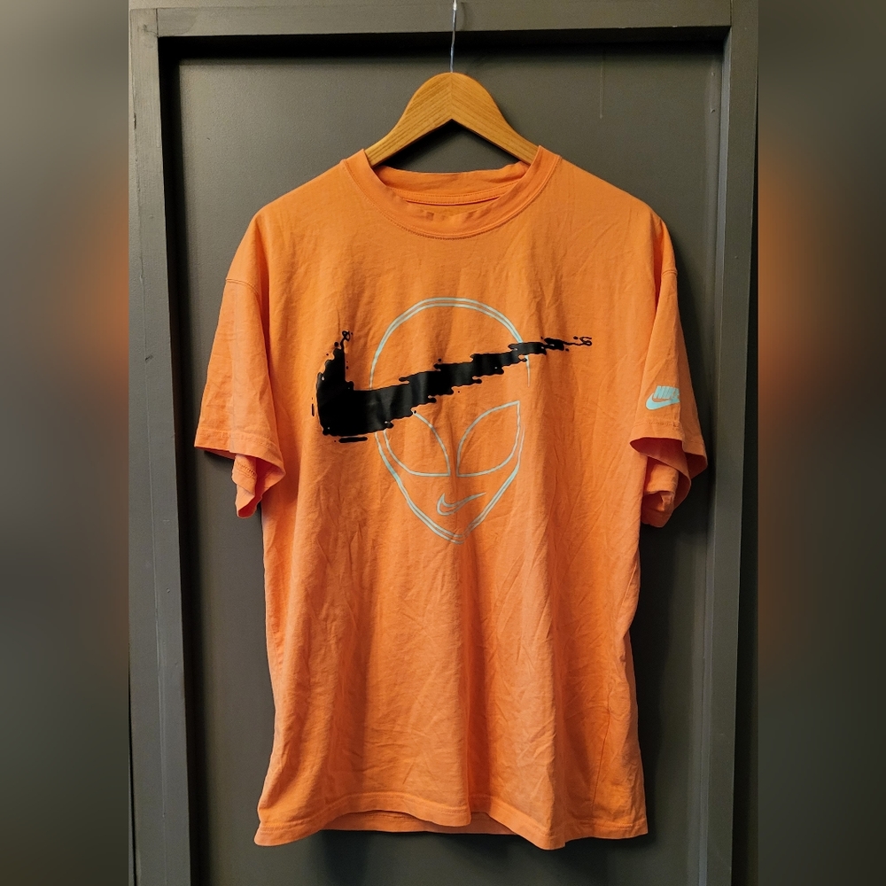 Men's Nike T-Shirt Orange w/ Green Alien L